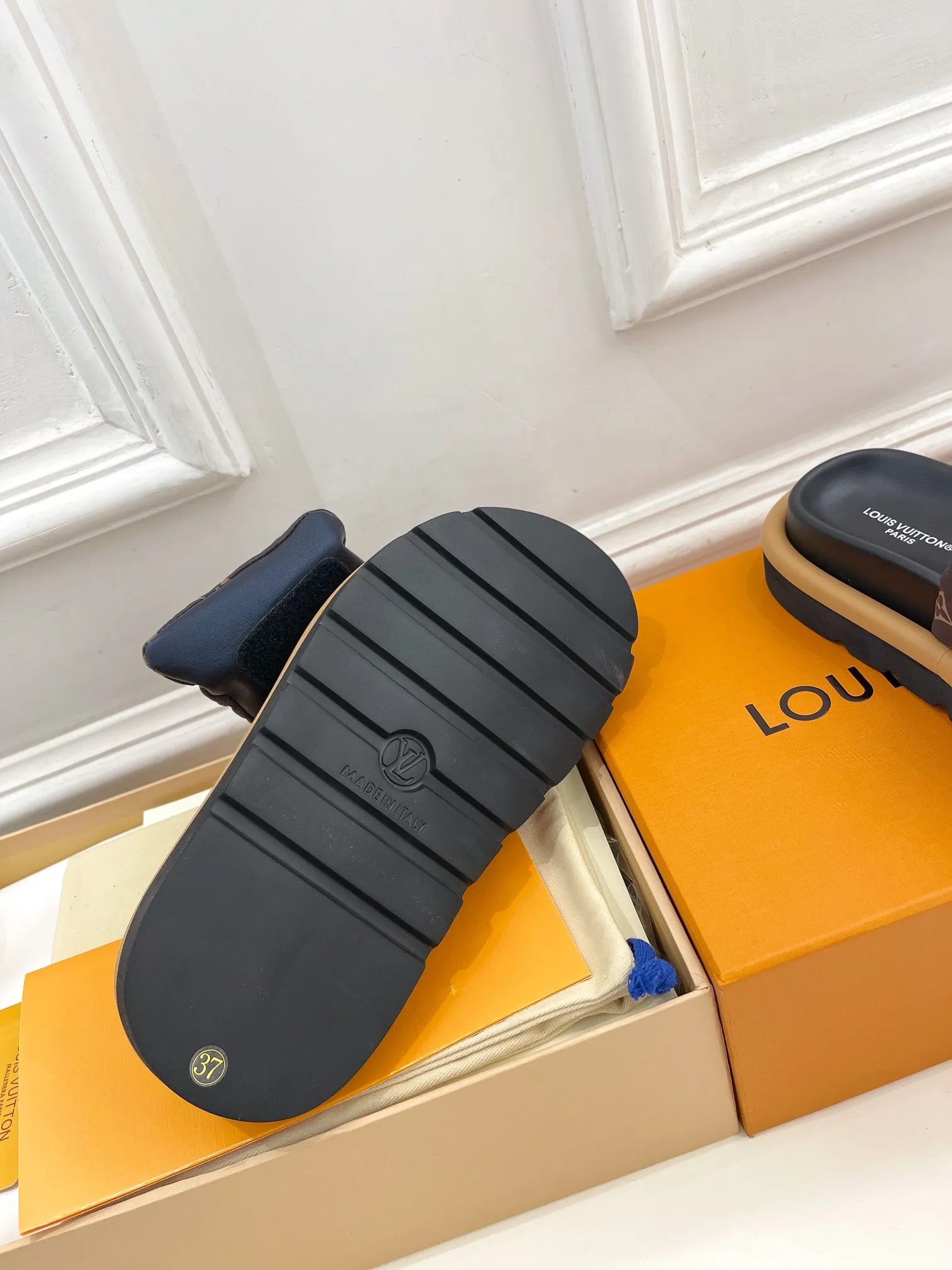 👟👟Ex-factory price 360👟👟 Women's Shoes Women's Clothing LV | Louis Vuitton ²⁰²³ 𝐬𝐬 🧡💚2023 Spring and Summer New Products The counter features the latest embossed slippers, hard goods, new🆕 High-end! A popular model among bloggers at home and abroad, it’s retro and fashionable and looks amazing on your feet! Mainly recommended model on the official website★ ━━━━━ ЅᏇєєt ━━━━━ ▪️Upper: High-customized mercerized cloth➕Embossed ▪️Inner lining: Imported goatskin lining ▪️Outsole: Original open-molded non-slip and wear-resistant foam sole ▪️Code number: women's code 35-40 men's code 39-44